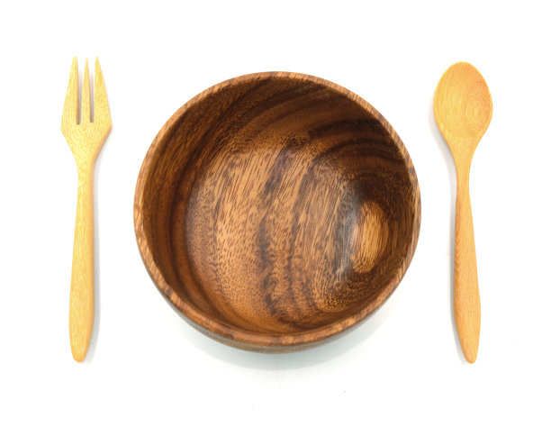 木制的圆形碗，叉子和勺子孤立在白色的背景图片下载