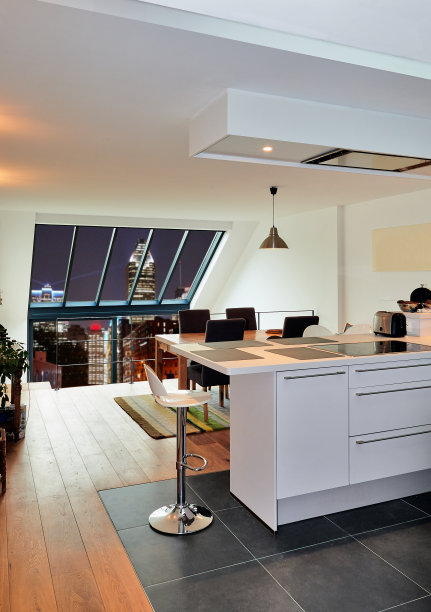 带有大窗户和夜景的现代客厅图片下载