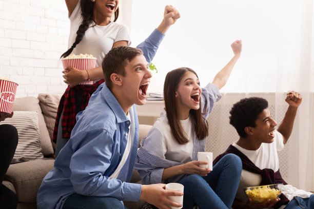 欣喜若狂的球迷们观看比赛并庆祝胜利图片下载