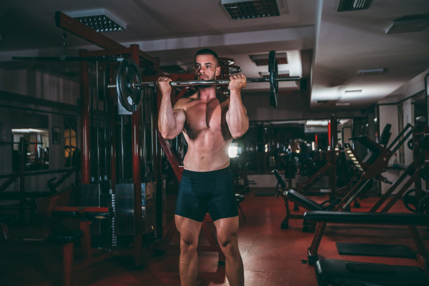 男人用杠铃锻炼图片下载