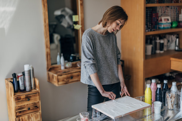 女艺术家水彩画在工作室素材图片