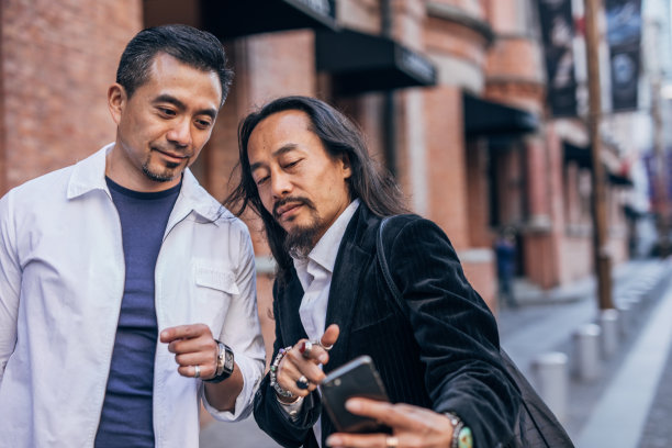 现代中国男人在街上自拍图片下载