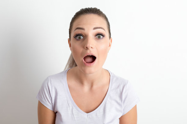 年轻女子带着惊讶的表情图片下载