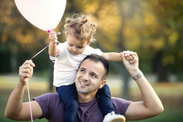 爸爸和小女孩在公园里图片下载