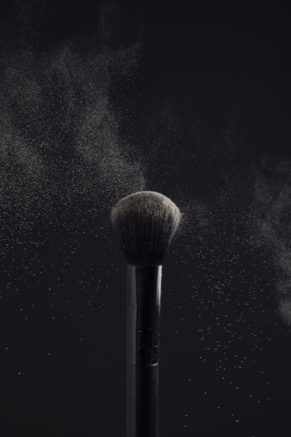 用粉笔在黑色背景上涂上粉沫图片下载