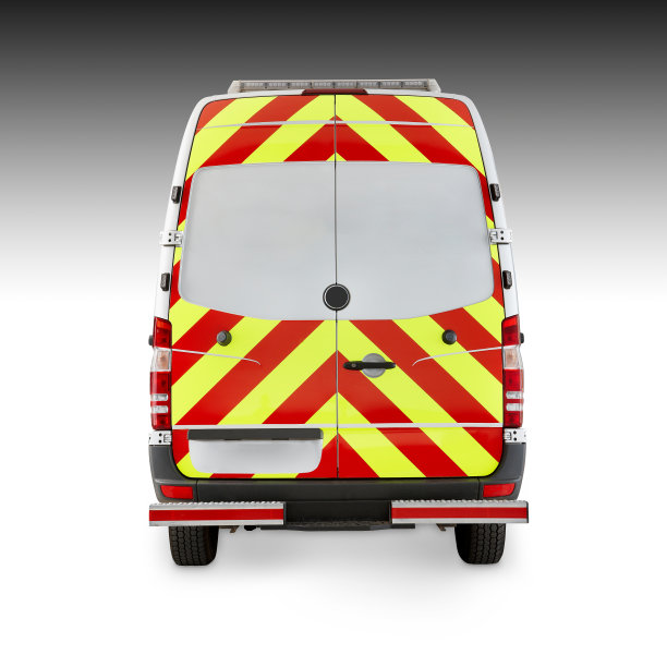 白色背景下的救护车图片下载