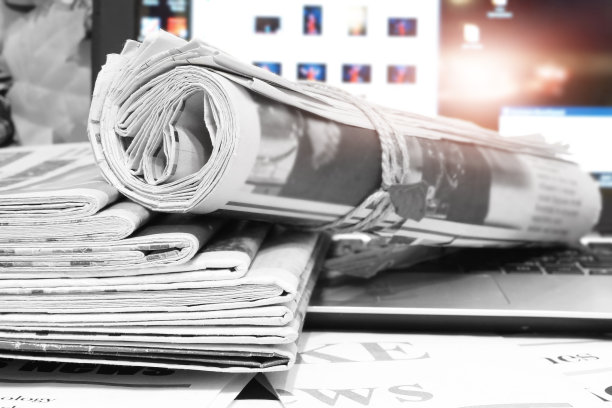 报纸和笔记本电脑图片下载