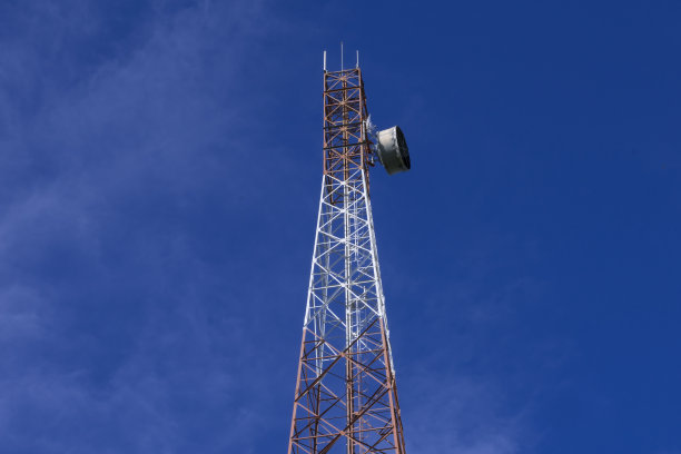 电信电话信号传输塔以美丽的蓝天为背景图片下载