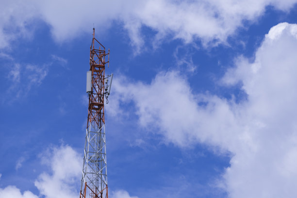 电信电话信号传输塔以美丽的蓝天为背景图片下载