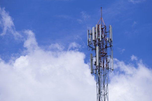 电信电话信号传输塔以美丽的蓝天为背景图片下载