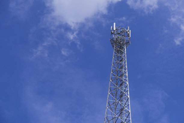电信电话信号传输塔以美丽的蓝天为背景图片下载