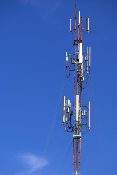 电信电话信号传输塔以美丽的蓝天为背景图片下载