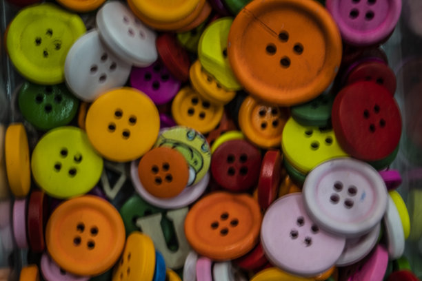 一堆旧的和用过的衣服纽扣库存照片图片下载