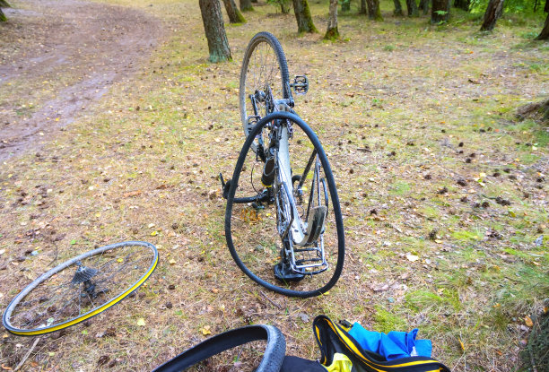 在森林里修理自行车的路上，戳破自行车轮胎的车轮图片下载