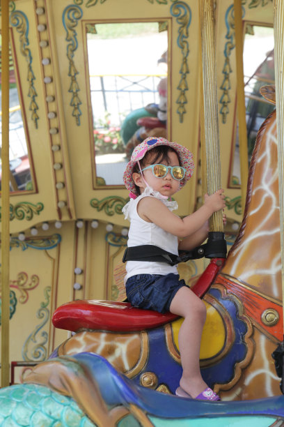 一个小女孩正开心地扮演着摩天轮的角色图片下载