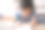 一个亚洲小女孩躺在她家客厅的地毯上画画图片下载