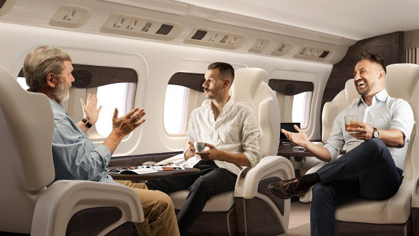 三个商务主管在飞机上交谈图片下载
