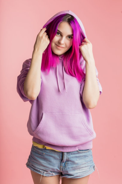 紫罗兰色头发的漂亮女孩戴着头巾看着镜头图片下载