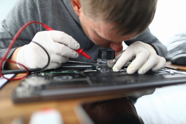 男性双手戴着白色防护手套图片下载