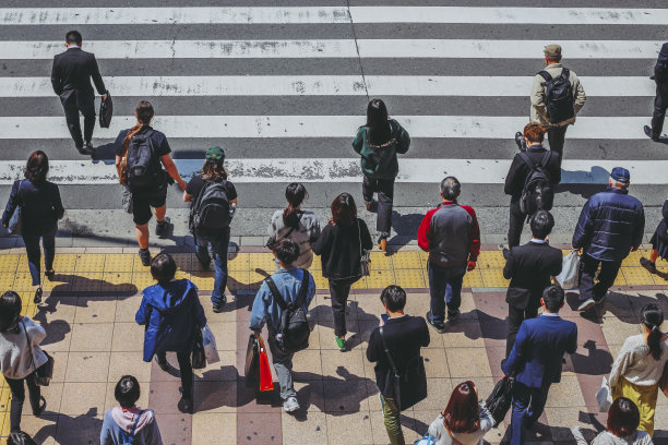 人们穿过人行横道图片下载