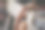 女性手弹吉他的特写图片下载