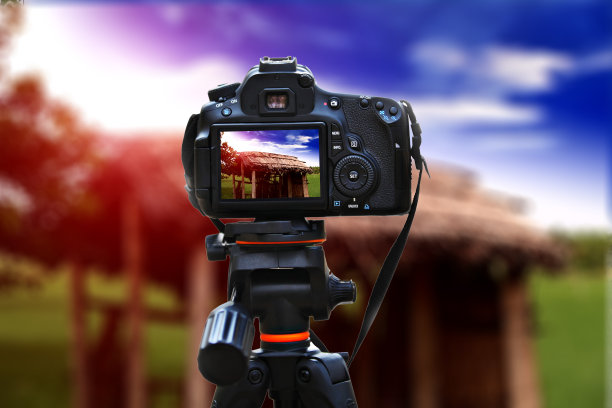 春季美丽云景下绿地附近的漂亮小屋图片下载