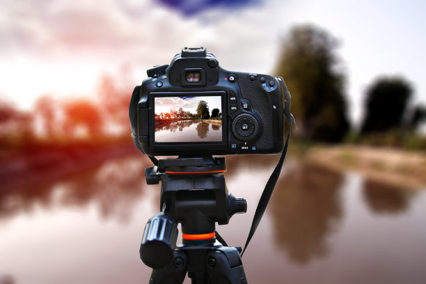 日出时美丽的河景图片下载