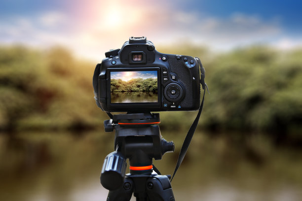 春天村庄附近戏剧性天空下的美丽池塘图片下载