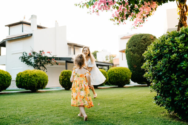 妈妈在户外追女孩图片下载