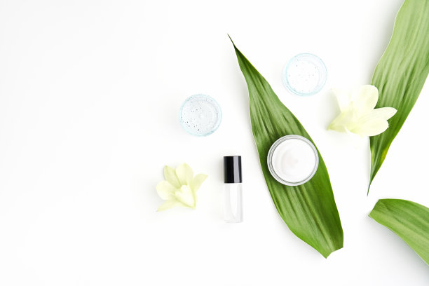 白色背景上的美容产品特写镜头图片下载