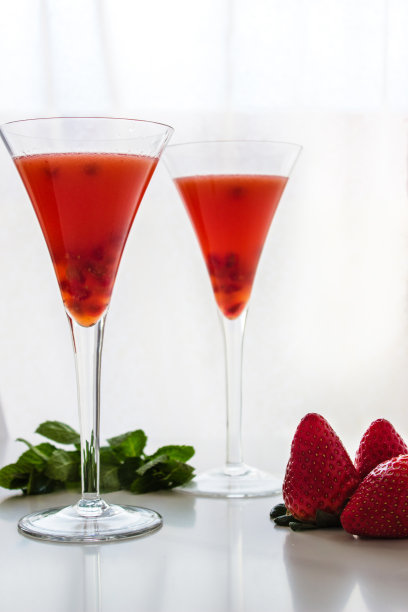 两杯草莓鸡尾酒，石榴和薄荷。饮料的概念。图片下载