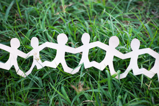 纸上的人，白色的人，以草为背景。图片下载