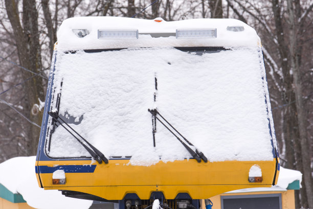 在暴风雪中被雪覆盖的Ratrak玻璃图片下载
