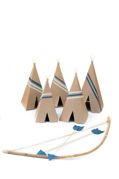 树枝上的一号是给宝宝过生日的。生日聚会的装饰品:圆锥形帐篷，羽毛，弓，箭和印第安人的头饰，从纸孤立在白色的背景。图片下载