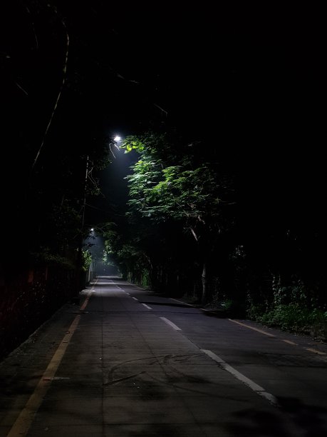 空旷的道路，漆黑的夜晚。图片下载