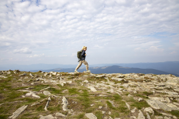 背包徒步者在山顶休息。图片下载