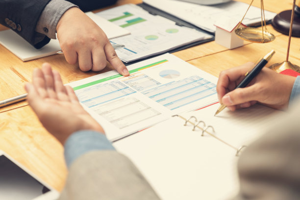 商务和金融办公理念，商人在办公室讨论投资商业计划图片下载