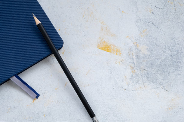 女人的手和一杯卡布奇诺的特写照片。女士正在她的笔记本上写字图片下载