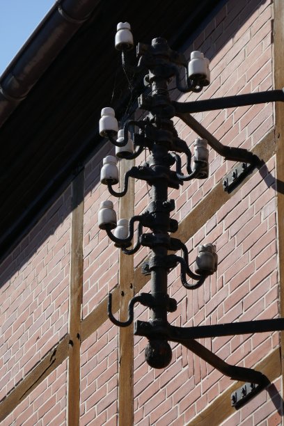 铁框架与瓷绝缘子。老式的电力运输方式。图片下载