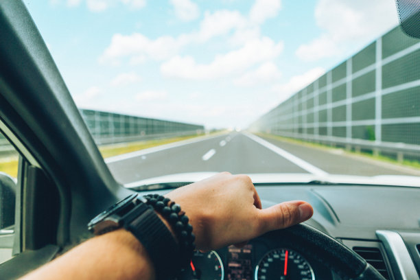 汽车旅行概念人手在方向盘上高速公路复制空间图片下载