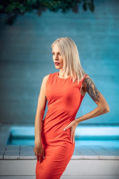 时尚户外照片华丽性感的女人在豪华的衣服摆姿势在游泳池旁边图片下载