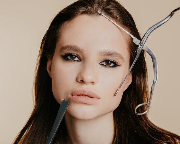 女人整形手术后与手术工具库存照片图片下载