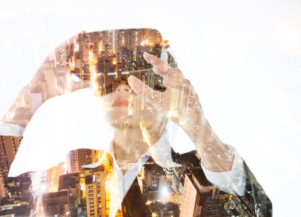 多次曝光女商人使用虚拟现实模拟器图片下载