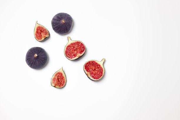 新鲜无花果孤立在白色背景与文字空间。食物的照片。副本的空间。有红色种子的紫色无花果。平躺，俯视图图片下载
