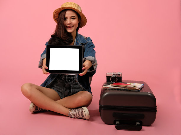 手持平板电脑的女子背包旅行者。旅行旅行旅行。影棚拍摄图片下载
