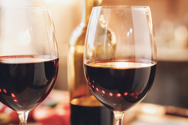 两杯优雅的红酒的特写照片图片下载