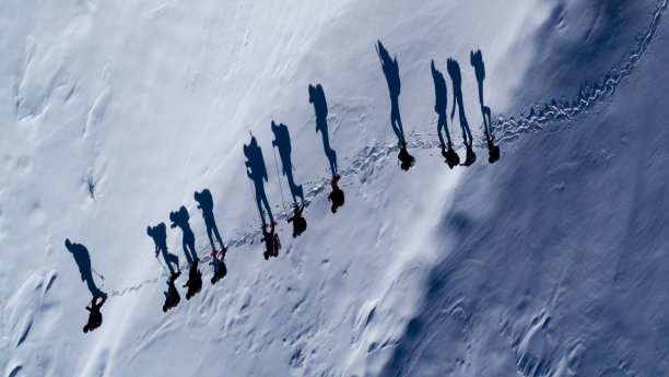 冬季登山队在山顶图片下载
