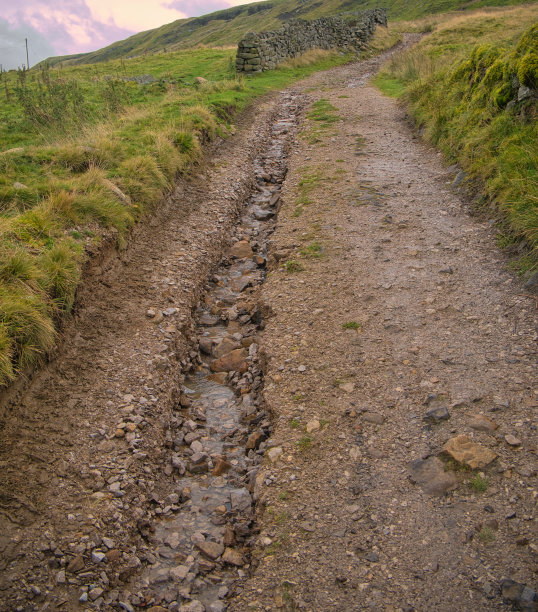 英国约克郡尼德代尔的一条人行道被雨水严重侵蚀。图片下载