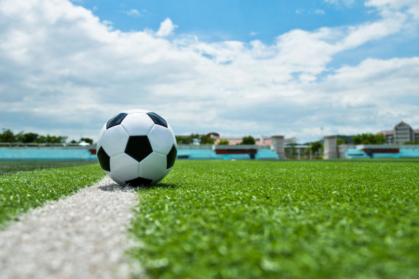 足球在白线上图片下载