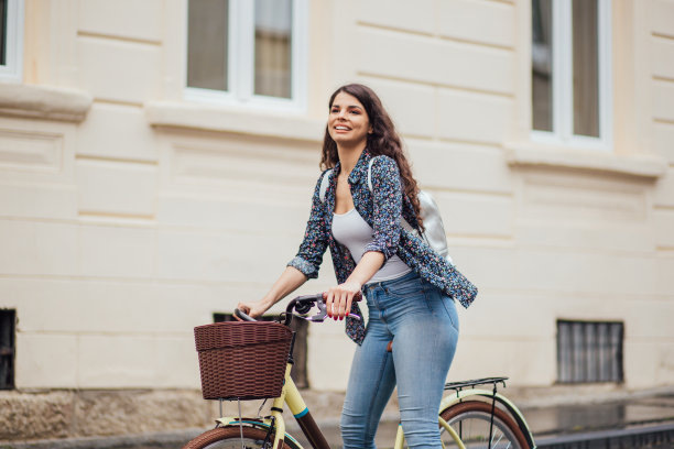 美女骑自行车旅行图片下载
